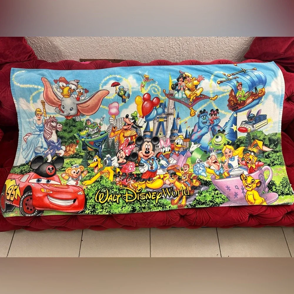 DISNEY PARKS WALT DISNEY WORLD MICKEY & FRIENDS BEACH TOWEL